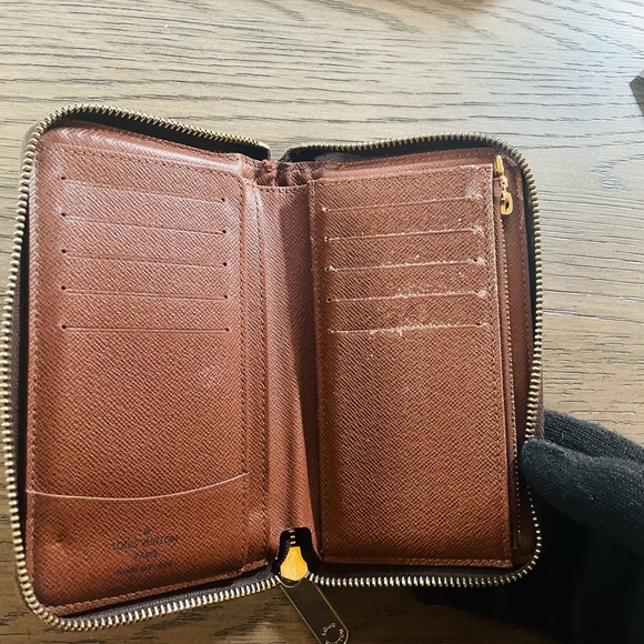 Louis Vuitton Zippy Wallet in Monogram-still for sale - Picture 9 of 17
